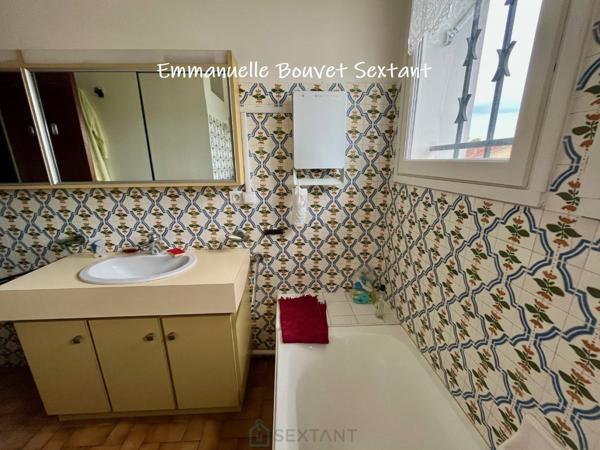 BERGERAC centre-ville, 4 chambres, 2 sdb, bureau, double-garage, jardin clos, piscine, sous-sol