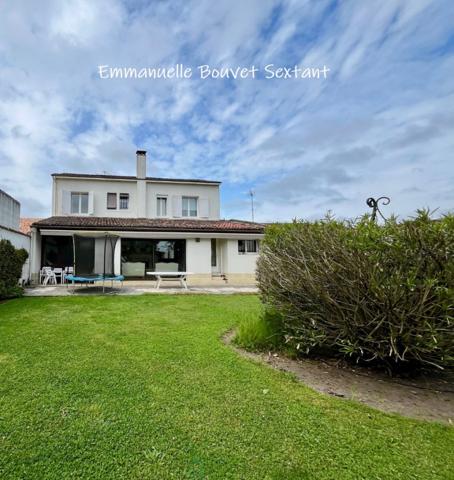 BERGERAC centre-ville, 4 chambres, 2 sdb, bureau, double-garage, jardin clos, piscine, sous-sol