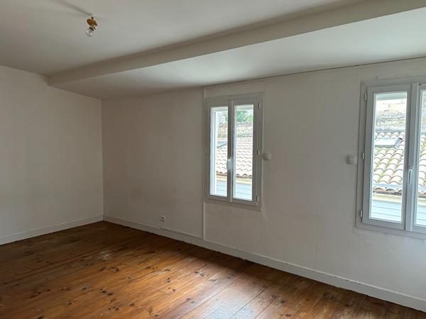 ROCHEFORT Centre ville, appart Type 2 duplex sur cour