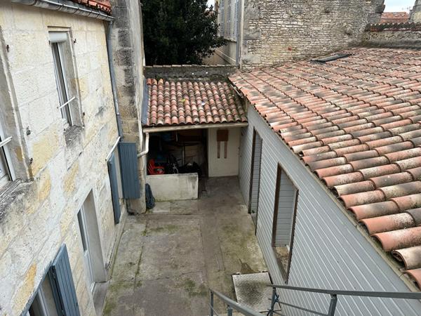 ROCHEFORT Centre ville, appart Type 2 duplex sur cour