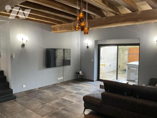A VENDRE : Maison de charme entièrement rénovée avec goût et avec des matériaux de qualité, sit...