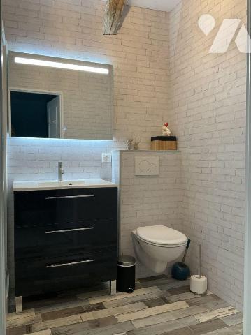 A VENDRE : Maison de charme entièrement rénovée avec goût et avec des matériaux de qualité, sit...