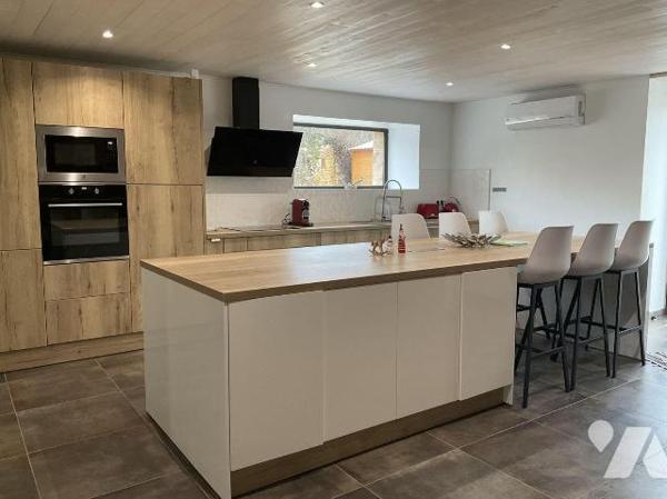 A VENDRE : Maison de charme entièrement rénovée avec goût et avec des matériaux de qualité, sit...