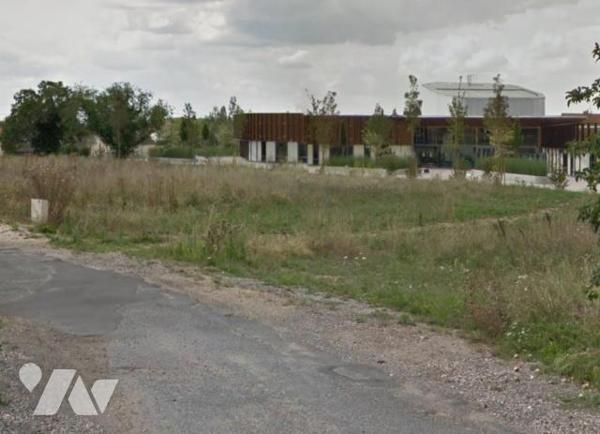 Situation exceptionnelle pour ce terrain à bâtir en plein centre d'OUZOUER SUR LOIRE