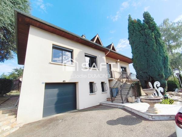 Très belle maison située à Saint-Amour d'une surface habitable de 264 m2 sur terrain arboré de 2300 m2