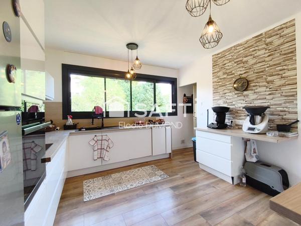 Très belle maison située à Saint-Amour d'une surface habitable de 264 m2 sur terrain arboré de 2300 m2