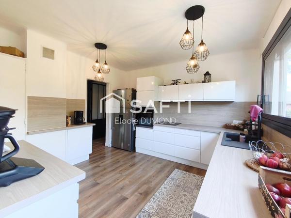 Très belle maison située à Saint-Amour d'une surface habitable de 264 m2 sur terrain arboré de 2300 m2
