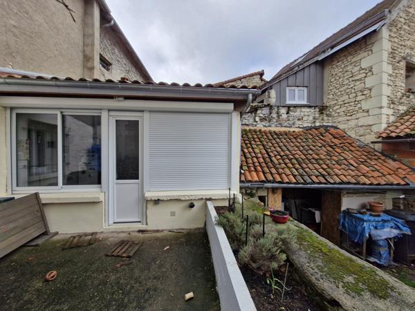 MAISON DE VILLE - 3 CHAMBRES - COUR et DEPENDANCE