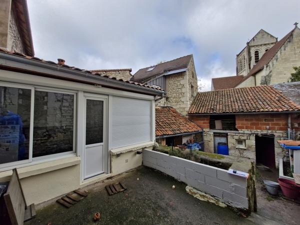 MAISON DE VILLE - 3 CHAMBRES - COUR et DEPENDANCE