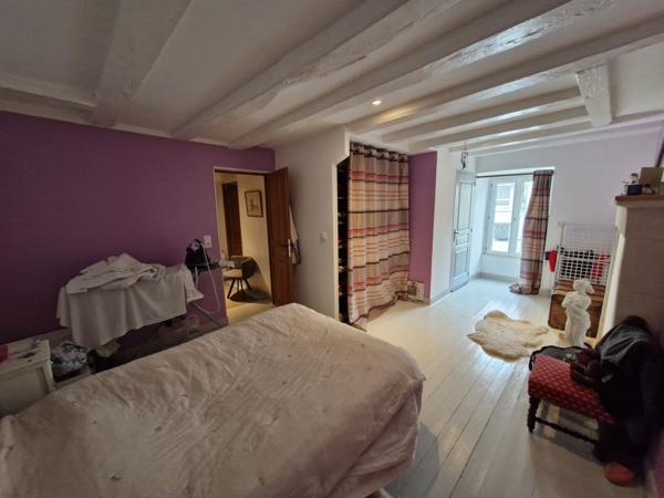 MAISON DE VILLE - 3 CHAMBRES - COUR et DEPENDANCE