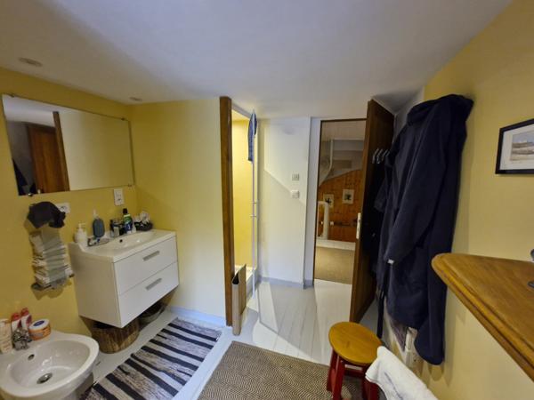 MAISON DE VILLE - 3 CHAMBRES - COUR et DEPENDANCE