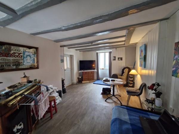 MAISON DE VILLE - 3 CHAMBRES - COUR et DEPENDANCE