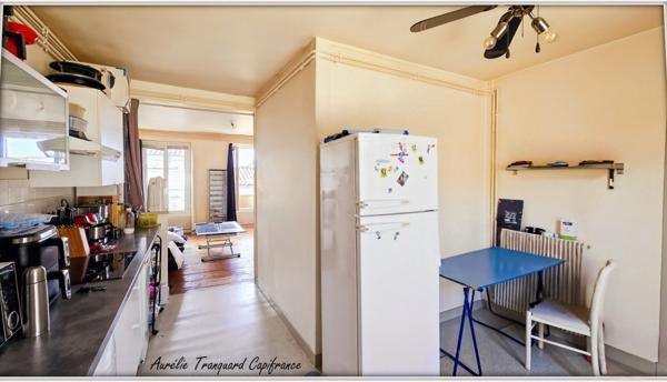 Immeuble à vendre SAINT JEAN D'ANGELY (17) EN PLEINE COEUR DE VILLE composé de 2 appartements de type T3 et 2 locaux commerciaux au rdc
