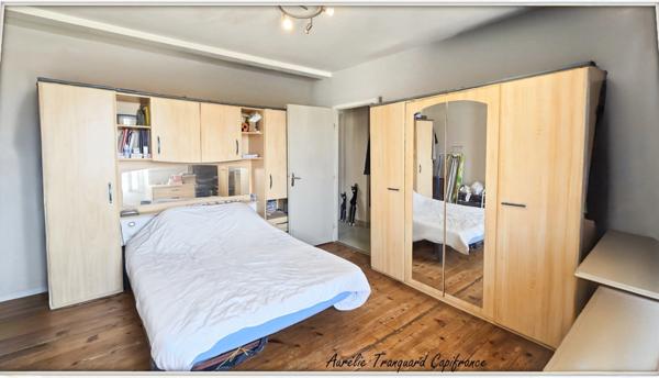 Immeuble à vendre SAINT JEAN D'ANGELY (17) EN PLEINE COEUR DE VILLE composé de 2 appartements de type T3 et 2 locaux commerciaux au rdc