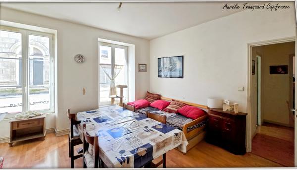 Immeuble à vendre SAINT JEAN D'ANGELY (17) EN PLEINE COEUR DE VILLE composé de 2 appartements de type T3 et 2 locaux commerciaux au rdc