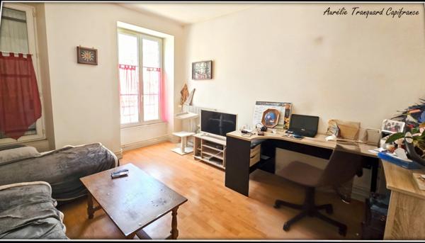 Immeuble à vendre SAINT JEAN D'ANGELY (17) EN PLEINE COEUR DE VILLE composé de 2 appartements de type T3 et 2 locaux commerciaux au rdc
