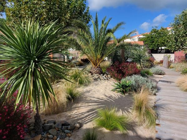 EXCLU CAPIFRANCE A Vendre ILE D'OLERON (17) en coeur village - Résidence para-hôtelière 11 meublés 3* proche plage