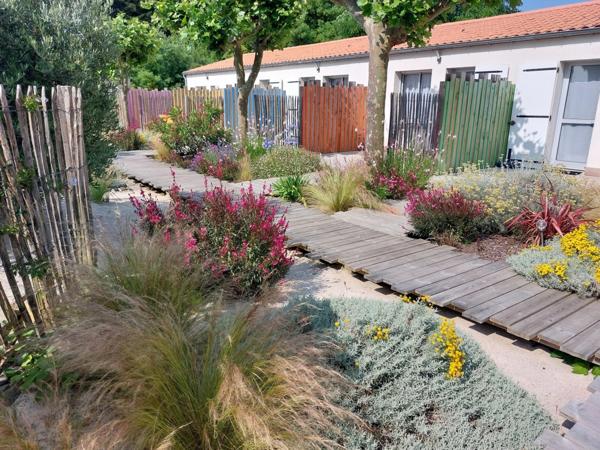 EXCLU CAPIFRANCE A Vendre ILE D'OLERON (17) en coeur village - Résidence para-hôtelière 11 meublés 3* proche plage