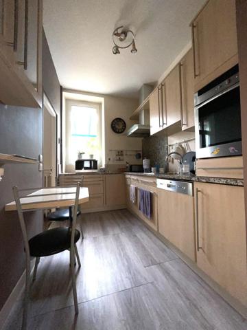 Maison 4 chambres, 2 bureaux, jardin, terrasse.
