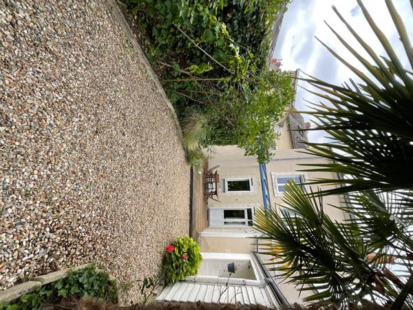 Maison 4 chambres, 2 bureaux, jardin, terrasse.