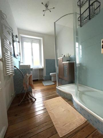 Maison 4 chambres, 2 bureaux, jardin, terrasse.