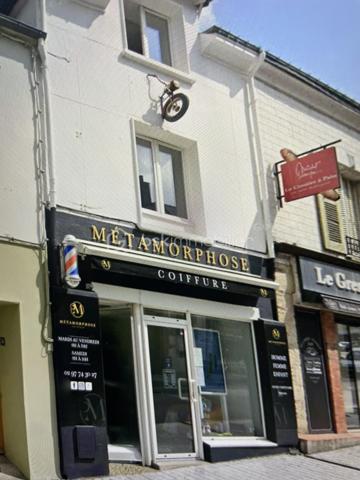 Immeuble en mono-propriété idéalement situé en centre ville de Ploërmel, comprenant un commerce et quatre appartements loués.

Au rez-de-chaussée : un local commercial de 120 m2 avec bail en cours (actuellement un salon de coiffure avec local technique, buanderie, bureau)

A l'étage :
- un T2 de 54 m2 comprenant une pièce avec coin cuisine séjour salon, une chambre, salle d'eau-wc.
- un studio

Au second étage :
- un T2 en duplex de 35 m2 comprenant une pièce avec coin cuisine salon, salle de bain-wc, une chambre à l'étage.
- un studio

Compteurs eau et électricité indépendants
Bon rendement locatif
Emplacement stratégique