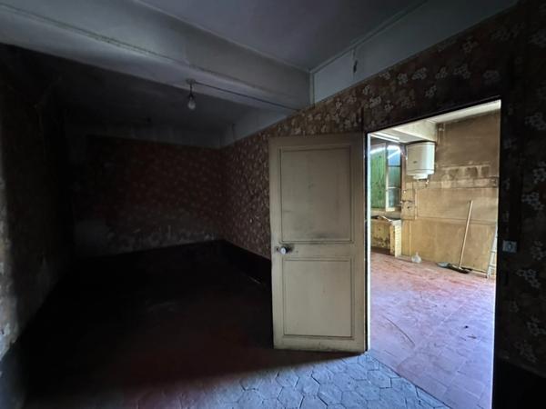 Ferrières proche à 3 mn - Corps de ferme de 5 bâtiments potentiel de 250 m2 environ sur Terrain de 2785 M2