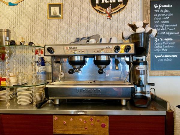 "Terrasse d'Exception en Hyper-Centre de Nantes : Votre Bar-Brasserie de Rêve Vous Attend !"