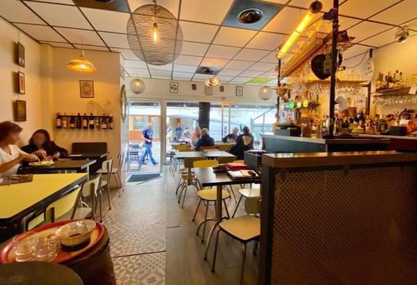 "Terrasse d'Exception en Hyper-Centre de Nantes : Votre Bar-Brasserie de Rêve Vous Attend !"