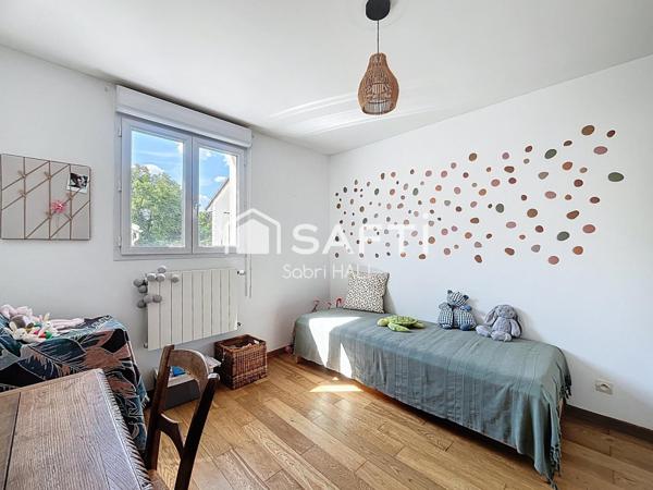 BOIS-COLOMBES- Impasse au calme- Emplacement premium- 6 piéces- 4 chambres, stationnement, garage.