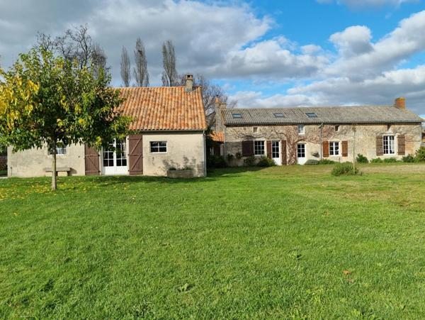 MAISON de CARACTERE - 274m² - 5 Chambres - SILLARS - 86320