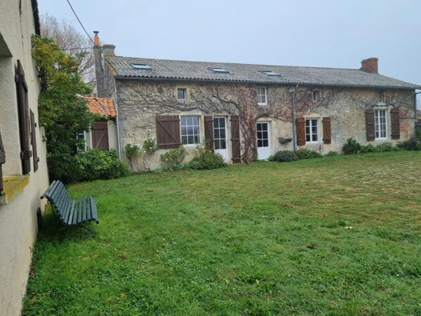 MAISON de CARACTERE - 274m² - 5 Chambres - SILLARS - 86320