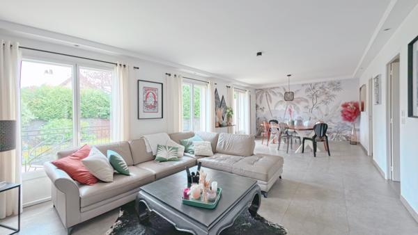 Maison
         7 pièces
        - 225 m² Bien prestige 750 000 € *