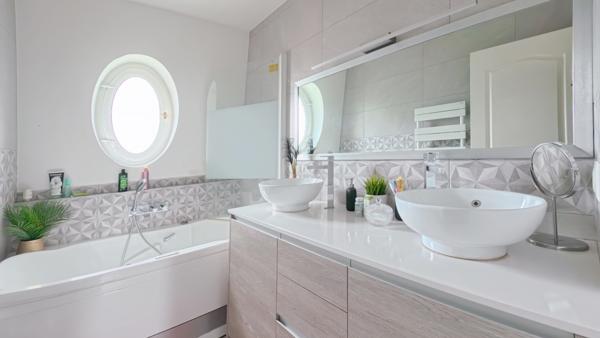 Maison
         7 pièces
        - 225 m² Bien prestige 750 000 € *