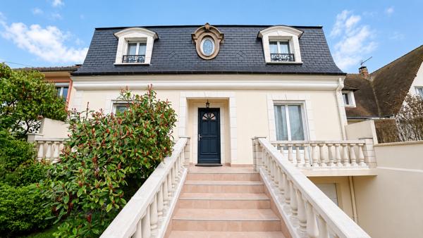 Maison
         7 pièces
        - 225 m² Bien prestige 750 000 € *