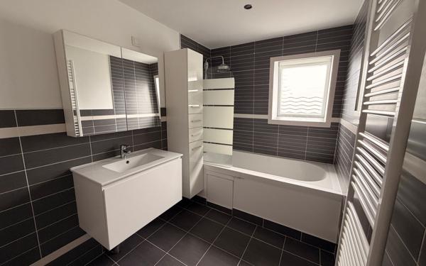 Maison à louer    3 pièces •  Attiches