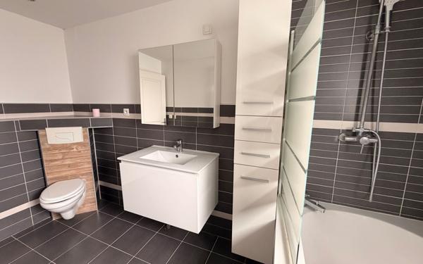 Maison à louer    3 pièces •  Attiches