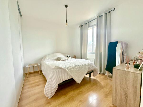 A VENDRE : MAISON MITOYENNE T3 AVEC PISCINE, GARAGE ET JARDIN PRIVATIF