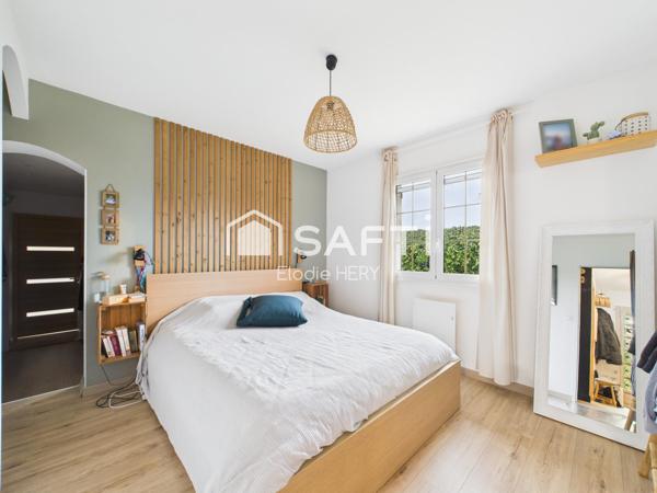 Maison rénovée 150 m² de plain-pied, 4 chambres, jardin et carport