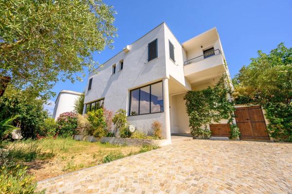 Vente                                                      Maison
                        
                     8 pièces                      200 m2                     à Vallauris