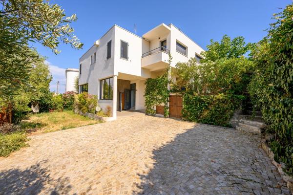 Vente                                                      Maison
                        
                     8 pièces                      200 m2                     à Vallauris