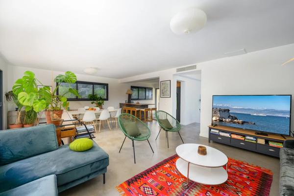Vente                                                      Maison
                        
                     8 pièces                      200 m2                     à Vallauris