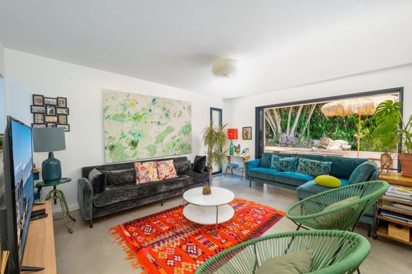 Vente                                                      Maison
                        
                     8 pièces                      200 m2                     à Vallauris