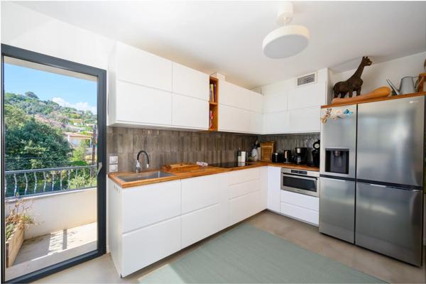 Vente                                                      Maison
                        
                     8 pièces                      200 m2                     à Vallauris