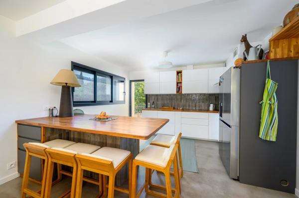 Vente                                                      Maison
                        
                     8 pièces                      200 m2                     à Vallauris