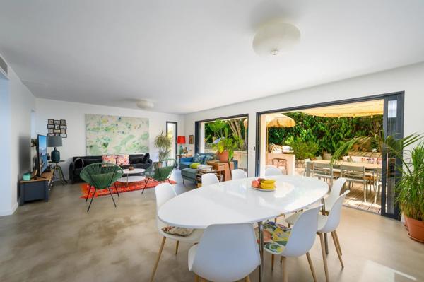 Vente                                                      Maison
                        
                     8 pièces                      200 m2                     à Vallauris