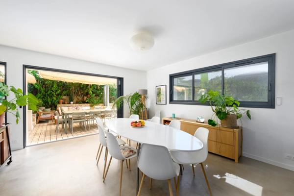 Vente                                                      Maison
                        
                     8 pièces                      200 m2                     à Vallauris