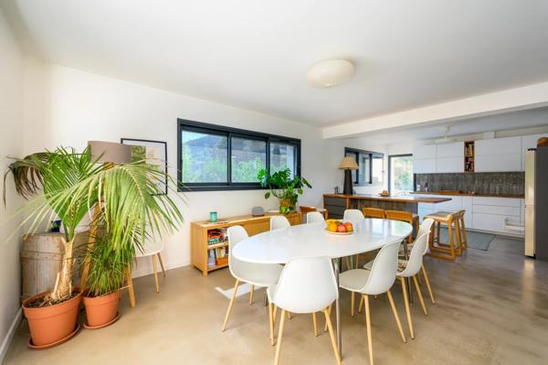 Vente                                                      Maison
                        
                     8 pièces                      200 m2                     à Vallauris