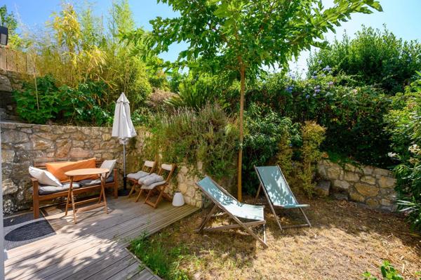 Vente                                                      Maison
                        
                     8 pièces                      200 m2                     à Vallauris