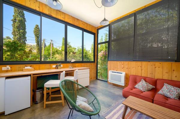 Vente                                                      Maison
                        
                     8 pièces                      200 m2                     à Vallauris